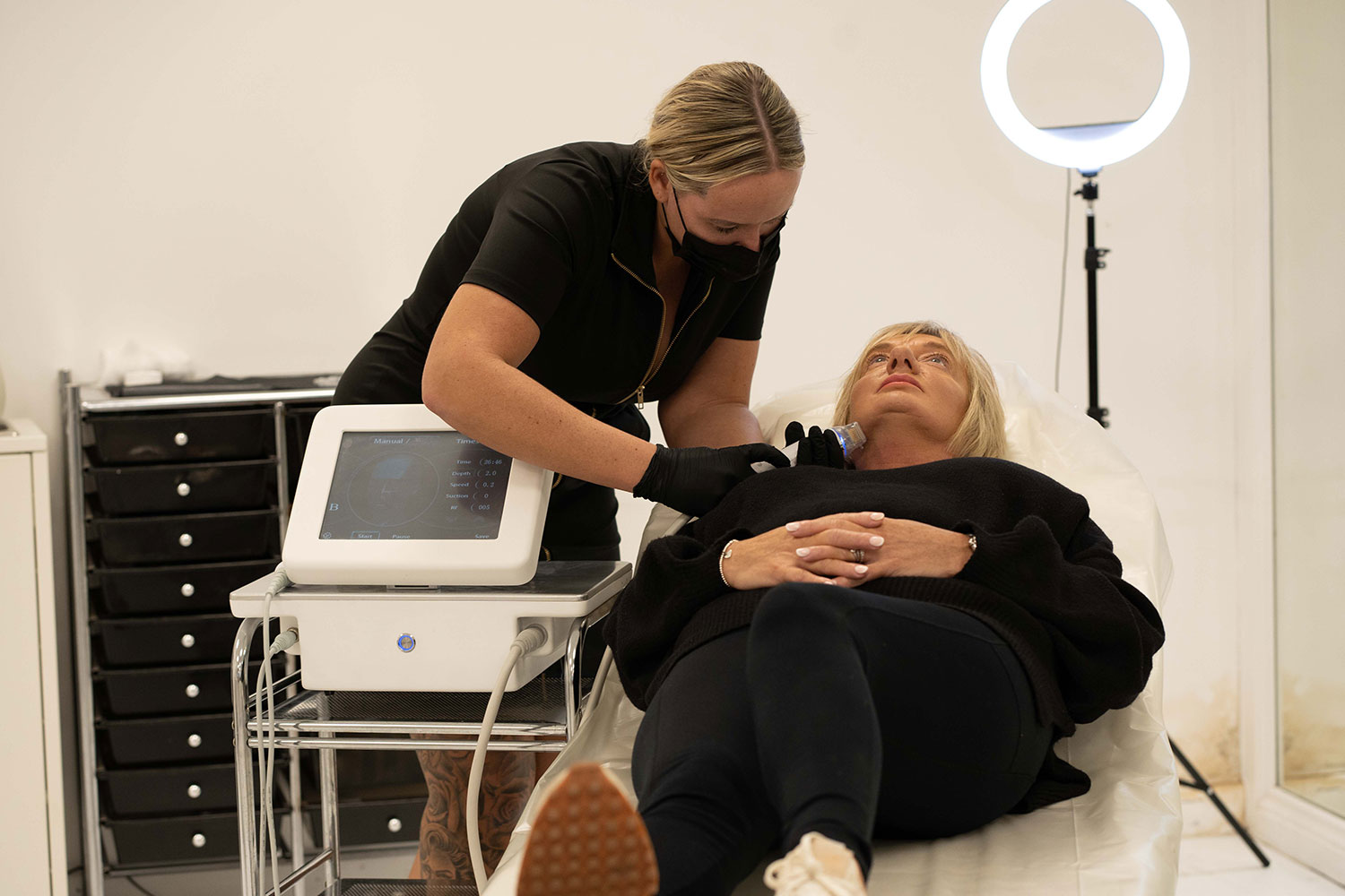rf-microneedling-with-machine